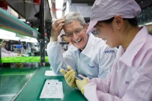 ทิม คุก ทวีตภาพตัวเองเยี่ยมชมการผลิต iPhone 6 ที่โรงงาน Foxconn